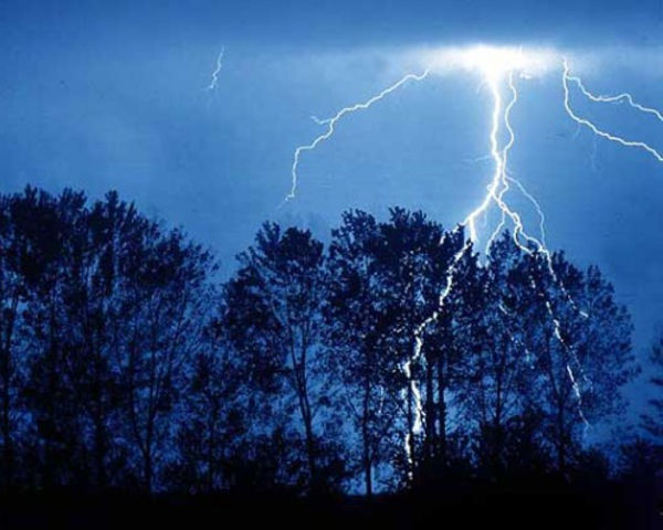 В подмосковном Электрогорске от удара молнии загорелась электричка