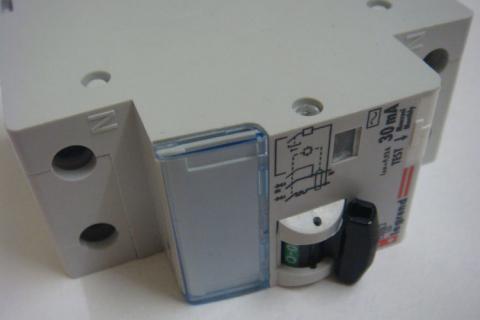 Осмотр корпуса дифавтомата Осмотр корпуса дифавтомата