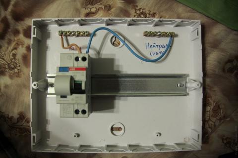 Устанавливаем дифавтомат на DIN-рейку Устанавливаем дифавтомат на DIN-рейку