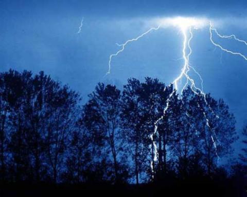 В подмосковном Электрогорске от удара молнии загорелась электричка В подмосковном Электрогорске от удара молнии загорелась электричка