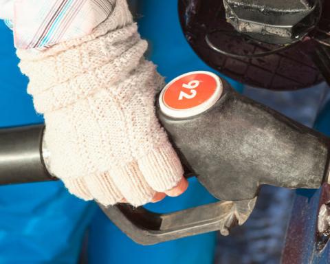 После повышения акцизов бензин подорожает на 5 % После повышения акцизов бензин подорожает на 5 %